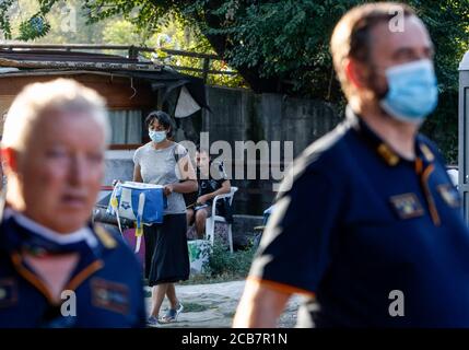 Rom, Italien. August 2020. Ein Bewohner eines Nomadenlagers verlässt das Lager während seiner Vertreibung. Quelle: Riccardo De Luca - Bilder Aktualisieren/Alamy Live News Stockfoto