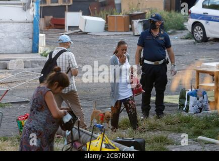 Rom, Italien. August 2020. Bewohner eines Nomadenlagers verlassen das Lager während seiner Räumung. Quelle: Riccardo De Luca - Bilder Aktualisieren/Alamy Live News Stockfoto