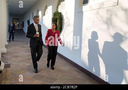 Präsident Barack Obama geht mit der nationalen Sicherheitsberaterin Susan Rice auf der Kolonnade des Weißen Hauses am 7. Dezember 2016. Stockfoto