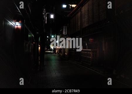 Japan, Kyoto, Oktober 10 2019 Centre City o kyoto. Gion, traditionelle Station in Kyoto. Nachtansicht. Stockfoto