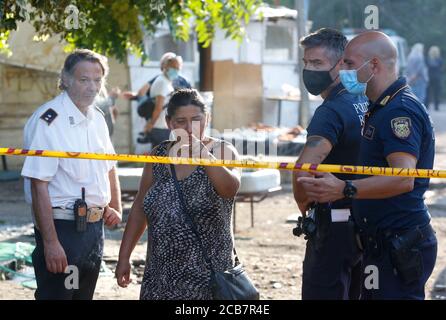 Rom, Italien. August 2020. Ein Bewohner eines Nomadenlagers verlässt das Lager während seiner Vertreibung. Quelle: Riccardo De Luca - Bilder Aktualisieren/Alamy Live News Stockfoto