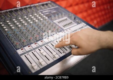 Manuelle Einstellung von Kanälen am Audiomischer Stockfoto