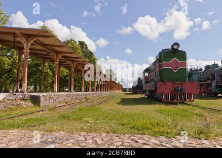 HAAPSALU, ESTLAND - 30. Juli 2020: Eisenbahnmuseum in der Stadt Haapsalu. Im Vordergrund die alte Lokomotive und der Bahnhof. Szene Stockfoto