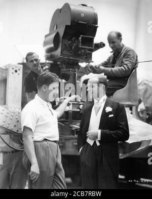 Regisseur GEORGE STEVENS und FRED ASTAIRE mit Camera Crew ON Set offen während der Dreharbeiten von SWING TIME 1936 Lyrics Dorothy Fields Lyrics Jerome Kern Foto von John Miehle RKO Radio Bilder Stockfoto