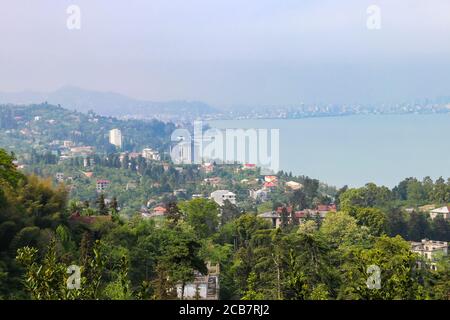 Blick auf die Schwarzmeerküste vom Botanischen Garten Batumi, Georgia Stockfoto