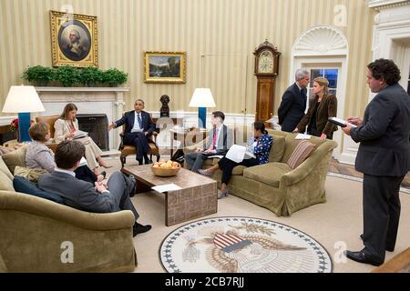 Präsident Barack Obama arbeitet an einer Presseerklärung zur Ebola-Reaktion der Regierung am 16 2014. Oktober. Teilnehmer im Uhrzeigersinn vom Präsidenten sind: Dr. Tom Frieden Direktor des Centers for Disease Control and Prevention; Nationale Sicherheitsberaterin Susan E. Rice; Stabschef Denis McDonough; Jennifer Palmieri Direktor für Kommunikation; Cody Keenan Direktor für Sprechchriting; Pressesekretär Josh Earnest; Lisa Monaco Assistentin der Präsidentin für innere Sicherheit und Terrorismusbekämpfung und Sekretärin im Gesundheits- und Personalwesen Sylvia Mathews Burwell. Stockfoto