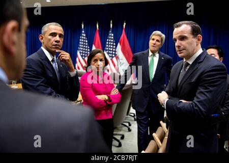 Präsident Barack Obama trifft sich mit Beratern vor einem bilateralen Treffen mit dem irakischen Premierminister Haider al-Abadi bei den Vereinten Nationen in New York, New York, 9. September 24 2014. Mit dem Präsidenten von links sind: Phil Gordon; Nationale Sicherheitsberaterin Susan E. Rice; Außenminister John Kerry; Brett McGurk Stellvertretender Staatssekretär und stellvertretender Sonderbeauftragter des Präsidenten; und Andy Kim Stockfoto