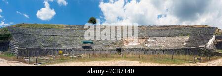 Griechenland, Epirus. Ruinen der Antike Dodoni.  Eines der größten Theater der griechischen Antike, könnte eine geschätzte 17.000 Zuschauern Platz. Stockfoto