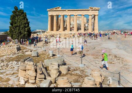 Athen, Attika, Griechenland.  Der Parthenon auf der Akropolis.  Die Akropolis von Athen ist ein UNESCO-Weltkulturerbe. Stockfoto