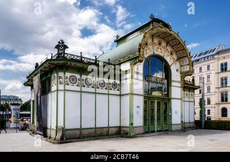 WIEN, ÖSTERREICH - 17. MAI 2017: Karlsplatz Stadtbahn Station in Wien (Österreich), alter U-Bahn-Pavillon der jugendstil-Architektur aus dem 19. Jahrhundert, am 1. Mai Stockfoto