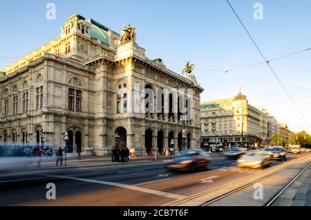 WIEN, ÖSTERREICH - 17. MAI 2017: Wiener Staatsoper auf der Ringstraße (Wien, Österreich), mit fahrenden Autos am 17. Mai 2017 Stockfoto