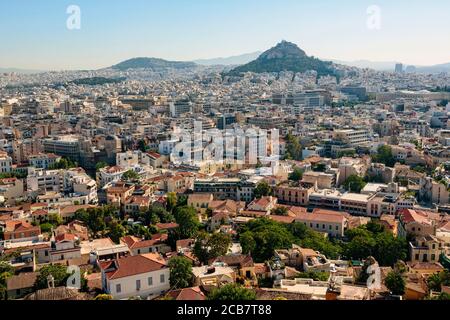 Athen, Attika, Griechenland. Blick über Athen von der Akropolis auf den 277 Meter hohen Lycabettus-Berg (Lycabettos oder Lykabettos oder Lykavittos), gekrönt von Th Stockfoto