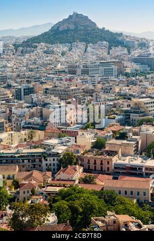 Athen, Attika, Griechenland. Blick über Athen von der Akropolis auf den 277 Meter hohen Lycabettus-Berg (Lycabettos oder Lykabettos oder Lykavittos), gekrönt von Th Stockfoto