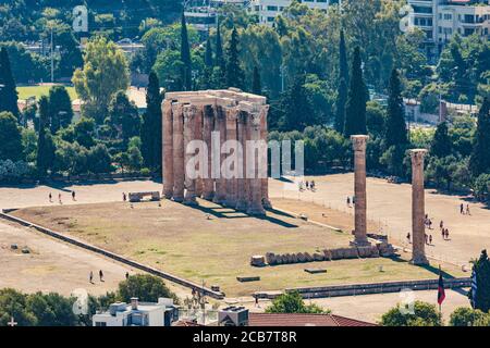 Athen, Attika, Griechenland. Tempel des olympischen Zeus, auch bekannt als Olympieion oder Säulen des olympischen Zeus, von der Akropolis aus gesehen. Stockfoto