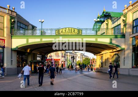 WIEN, ÖSTERREICH - 18. MAI 2017: Haupteingang des riesenradplatzes, Platz des berühmten Prater-Vergnügungsparks in Wien (Österreich) am 18. Mai 2017 Stockfoto