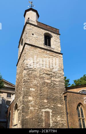 Der Turm aus dem 15. Jahrhundert von St. Bartholemew The Less in der City of London, Großbritannien Stockfoto