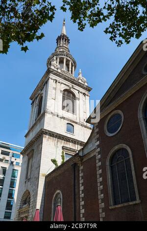 Die Tower of St Mary-le-Bow Kirche in der City of London, UK, entworfen von Sir Christopher Wren Stockfoto