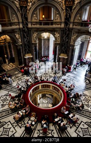 WIEN, AUSTRALIEN - 20. MAI 2017: Kunsthistorisches Museum Wien, Österreich, am 20. Mai 2017. Café-Halle mit Touristen sitzen Stockfoto