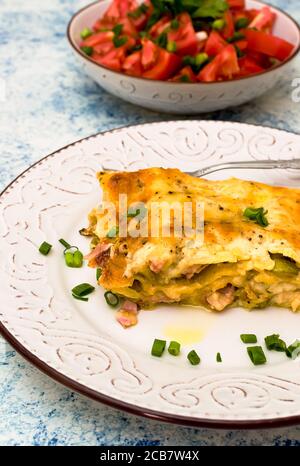 Ein Stück frisch gebackene Lasagne mit gerösteter Kruste Auf einer Platte Stockfoto
