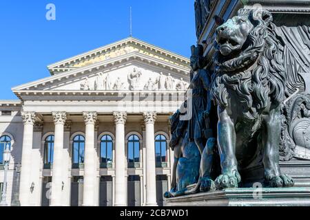 Oberhaupt des bayerischen Löwen am Max-Joseph-Denkmal in München, Wappentier und Symbol Bayerns für Machtstärke Klugheit und Gerechtigkeit. Stockfoto