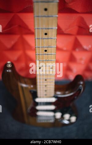 High-Angle-Ansicht mit selektivem Fokus auf den Hals der Gitarre Stockfoto