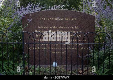 Gedenkstätte: Zu Ehren der Freiwilligen, die Hammersmith und Fulham verließen, um in der Internationalen Brigade, Spanien 1936 - 1939 zu kämpfen. Fulham Palace Gardens Stockfoto