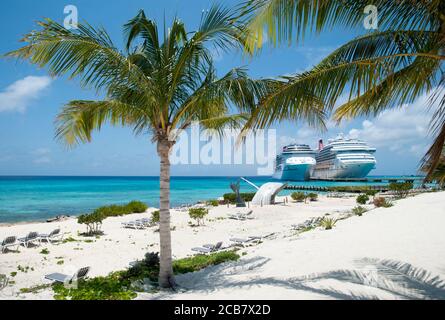 Der Morgenblick auf noch leeren Touristenstrand auf der Insel Grand Turk und zwei Kreuzfahrtschiffe im Hintergrund (Turks- und Caicosinseln). Stockfoto