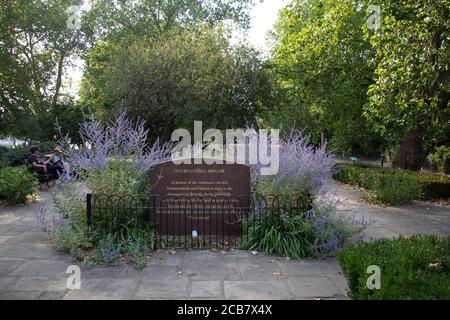 Gedenkstätte: Zu Ehren der Freiwilligen, die Hammersmith und Fulham verließen, um in der Internationalen Brigade, Spanien 1936 - 1939 zu kämpfen. Fulham Palace Gardens Stockfoto