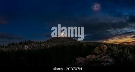 Sonnenaufgang Sonnenuntergang über der Stadt Liberec, Tschechische republik. Jested. Blick vom Berg Virive Stones Jested. Jizerske Gebirge und Liberec. Stockfoto