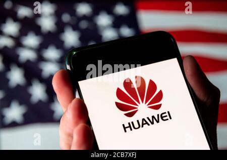 11. August 2020, China: In dieser Fototafel ist das chinesische multinationale Telekommunikationsunternehmen und Unterhaltungselektronikunternehmen Huawei Logo auf einem Android-Mobilgerät mit Flagge der Vereinigten Staaten von Amerika im Hintergrund zu sehen. (Bild: © Budrul Chukrut/SOPA Images via ZUMA Wire) Stockfoto