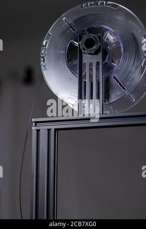 3D-Drucker, der in einer Fabrik arbeitet, die Kunststoffteile druckt. Stockfoto