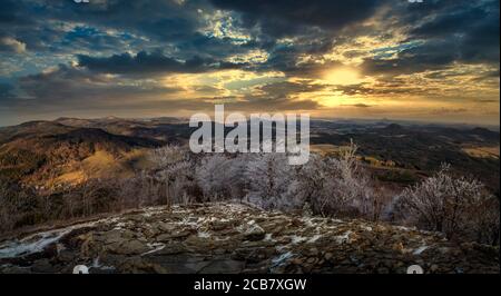 Sonnenuntergang Sonnenaufgang vom Berg Klic bis zu den Luzicker Bergen, das beste Foto Stockfoto