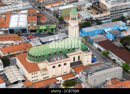 Santa Rita de Cassia Parish in Sao Paulo, Brasilien. Religiöses Gebäude mit Turm. Stockfoto