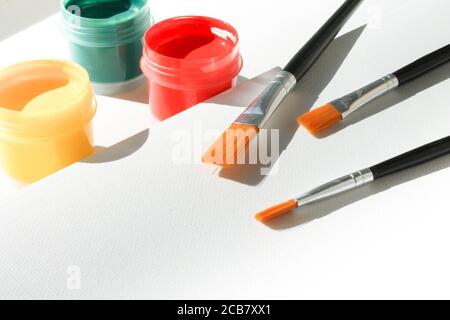 Acrylfarben, Pinsel und Malleinwand. Von oben geschossen Stockfoto