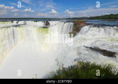 Teufelskehlchen Wasserfall in Iguazu Falls an der Grenze zu Brasilien und Argentinien. Riesiger Wasserfluss. Auch bekannt als 'Garganta del Diablo' in Iguassu Falls. Stockfoto