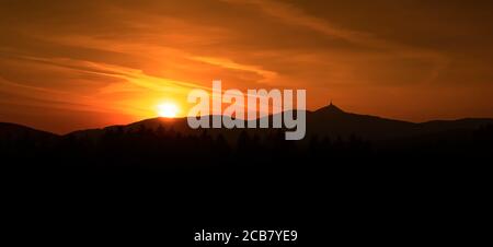 Sonnenaufgang über der Stadt Liberec, Tschechische republik. Jested. Blick aus der Sicht Prosec, Jested Mountain. Jizerske Gebirge und Liberec. Stockfoto