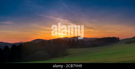 Sonnenaufgang über der Stadt Liberec, Tschechische republik. Jested. Blick aus der Sicht Prosec, Jested Mountain. Jizerske Gebirge und Liberec. Stockfoto