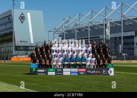 Fußball, Bundesliga, 2020/2021, Borussia Mönchengladbach, Borussia-Park, Team, row1f.a. f.l. Fitnesstrainer Alexander Mouhcine, Fitnesstrainer Jonas Rath, Andreas Poulsen, Denis Zakaria, Ramy Bennebaini, Marcus Thuram, Christoph Kramer, Florian Neuhaus, Louis Jordan Beyer, Fitnesstrainer Patrick Eibenberger, Fitnesstrainer Markus Mueller, Krow2f, F. L. Co-Trainer Alexander Zickler, Oscar Wendt, Alassane Plädoyer, Matthias Ginter, Nico Elvedi, Laszlo Benes, Torben Muesel, Mamadou Doucour, Michael lang, Co-Trainer Frank Geideck, Stockfoto