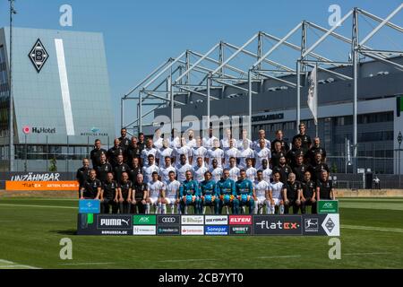 Fußball, Bundesliga, 2020/2021, Borussia Mönchengladbach, Borussia-Park, Team, row1f.a. f.l. Fitnesstrainer Alexander Mouhcine, Fitnesstrainer Jonas Rath, Andreas Poulsen, Denis Zakaria, Ramy Bennebaini, Marcus Thuram, Christoph Kramer, Florian Neuhaus, Louis Jordan Beyer, Fitnesstrainer Patrick Eibenberger, Fitnesstrainer Markus Mueller, Krow2f, F. L. Co-Trainer Alexander Zickler, Oscar Wendt, Alassane Plädoyer, Matthias Ginter, Nico Elvedi, Laszlo Benes, Torben Muesel, Mamadou Doucour, Michael lang, Co-Trainer Frank Geideck, Stockfoto