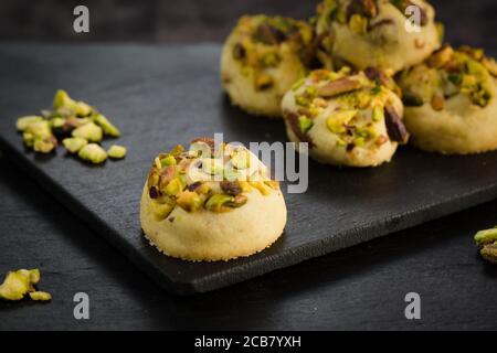 Baqlawa mit verschiedenen arabischen Süßigkeiten. Syrisch Türkisch Arabische Pistazien Süßigkeiten auf dunklem Hintergrund. Stockfoto