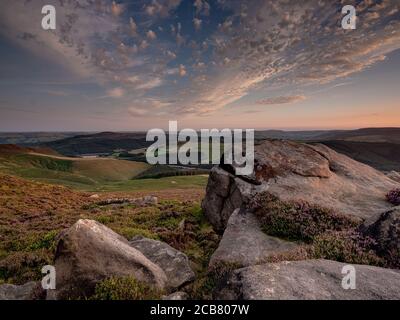 Atemberaubender Sonnenuntergang über Derwent Edge im Peak District Stockfoto