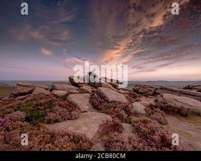 Atemberaubender Sonnenuntergang über Derwent Edge im Peak District Stockfoto