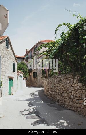 Kleine alte Steinstraße durch die Stadt Postira Auf der Insel brac in kroatien Stockfoto