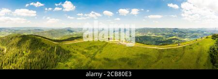 Luftdrohne Ansicht 180 Grad landschaftlich reizvolle Landschaft der Natur in den Karpaten, Ukraine. Die Spitze des Berges namens Vysokyy Verkh, schön und Stockfoto