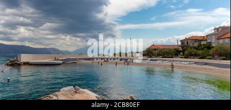 Postira, Kroatien August 2020 Strand in der Stadt Postira auf der Insel Brac, Menschen genießen einen heißen Sommertag Schwimmen in schönen blau grünen cle Stockfoto