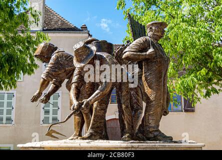 Montrachet Statue 'Les Travaux de la Vigne' Weinberg Erntehelfer Skulptur in Puligny-Montrachet Cote d'Or Burgund Frankreich Côte de Beaune Stockfoto