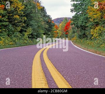 Blick auf die South Boundary Road, in Porcupine Mountains Wilderness State Park auf der Upper Peninsula, Michigan, USA Stockfoto