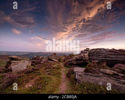 Atemberaubender Sonnenuntergang über Derwent Edge im Peak District Stockfoto