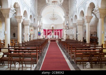 Selca Kroatien August 2020 Innenraum der berühmten großen Kirche im Dorf selca auf der Insel brac. Roter Teppich, der zum Altar und zu den Bänken führt Stockfoto
