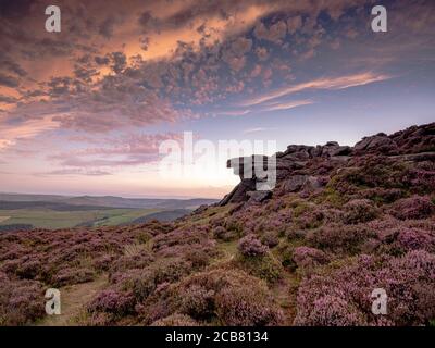 Atemberaubender Sonnenuntergang über Derwent Edge im Peak District Stockfoto